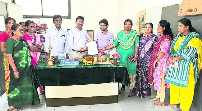 పెండింగ్ వేతనాలు చెల్లించాలని వినతి