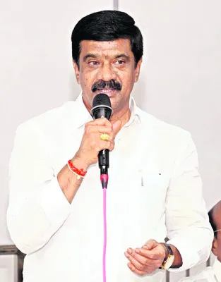 బీసీలను మోసగిస్తున్న కాంగ్రెస్‌, బీజేపీ 