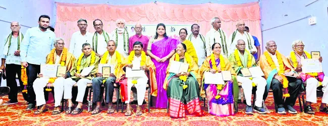 వృద్ధులను గౌరవించాలి