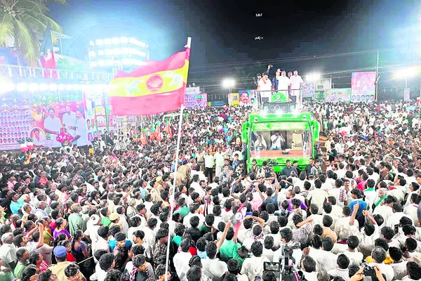 పళణి సభలో టీవీకే జెండాలు 