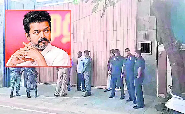 విజయ్‌ ఇంటికి బాంబు బెదిరింపు 