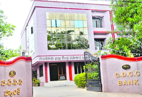 సహకారంలో జీతాల కుంభకోణం 