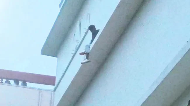 మద్యం మత్తులో నిందితుడు హల్‌చల్‌ 