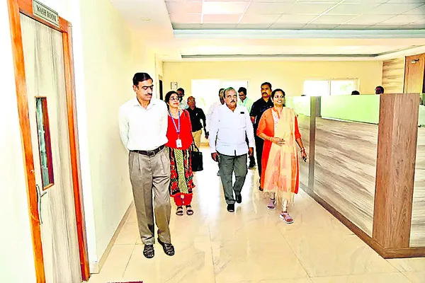 వెల్నెస్ సెంటర్ ఏర్పాటుకు భవనాల పరిశీలన