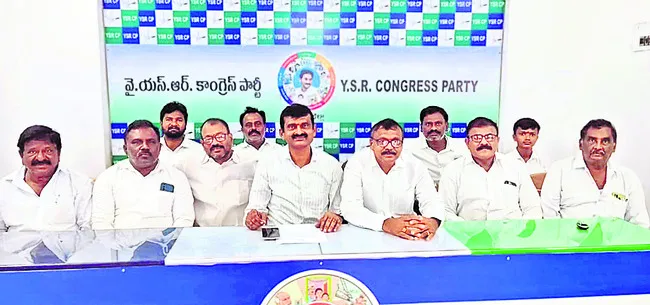 పంటల బీమా వివరాలను ఆర్‌బీకేల్లో ప్రదర్శించాలి