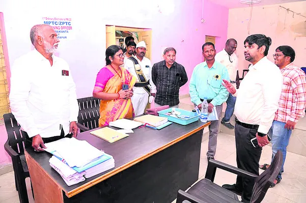 ● ‘పరిషత్‌’ ఎన్నికలకు బ్రేక్‌ ● నామినేషన్ల వేళ నిలిచిన 