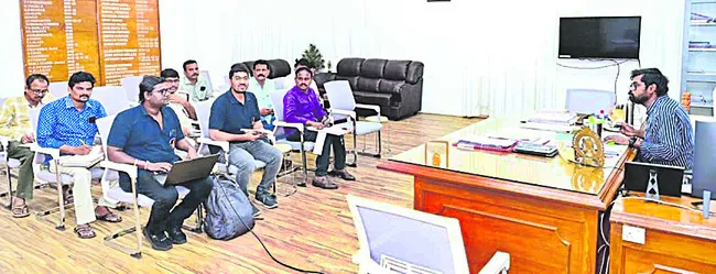 రోడ్డు ప్రమాదాలను నివారించండి 
