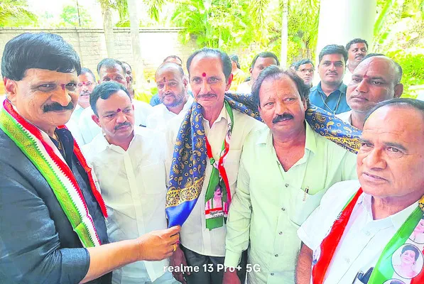 కాంగ్రెస్‌లోకి మాజీ జెడ్పీటీసీ 

