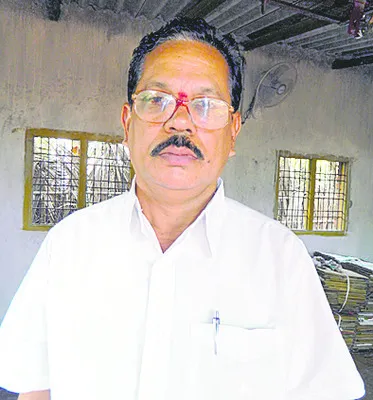 కూలీలను కాపాడబోయి యజమాని ఆహుతి 