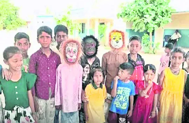 చింపాంజీ, సింహం మాస్క్‌.. కోతులు షాక్‌ 