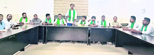 గిరిజనులు రిజర్వేషన్ల కోసం ఉద్యమించాలి
