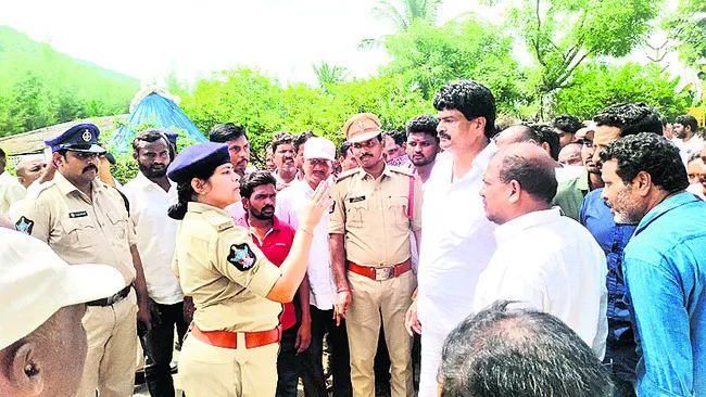 DSP Sravani warns Buccheeypet ZPTC member Donda Rambabu at Atcherla Junction