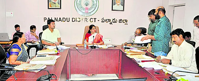 ప్రభుత్వ ప్రధాన కార్యదర్శి సమీక్షకు కలెక్టర్‌ హాజరు 