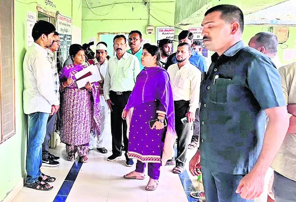 సిబ్బంది అప్రమత్తంగా ఉండాలి : కలెక్టర్
