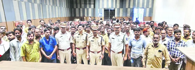 ట్రాఫిక్‌ నిబంధనలు పాటించాలి