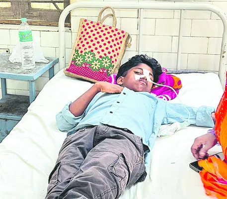 ఫినాయిల్‌ బాటిల్‌లో నీరు తాగి.. 