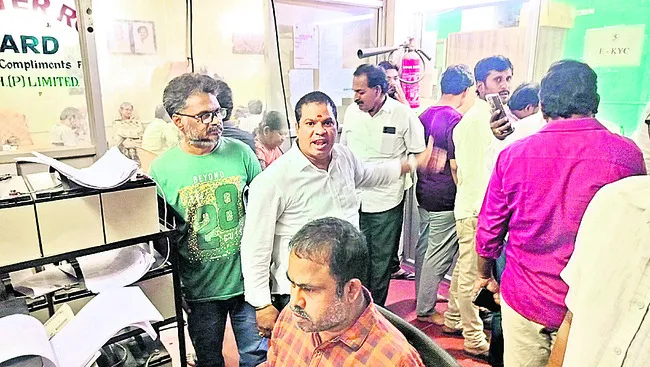 సబ్ రిజిస్ట్రార్ కార్యాలయంలో రగడ