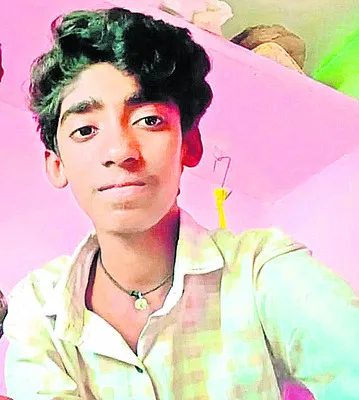 రైలు నుంచి జారిపడి విద్యార్థి మృతి 