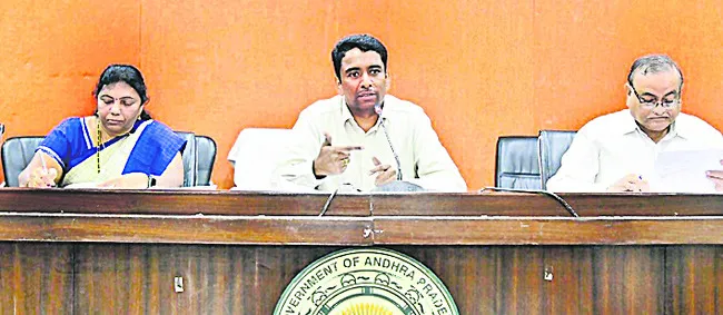 హాస్టల్‌ విద్యార్థులపై ప్రత్యేక దృష్టి పెట్టండి 