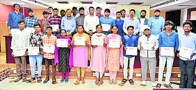 రెడ్‌ క్రాస్‌ సేవలు ప్రశంసనీయం 