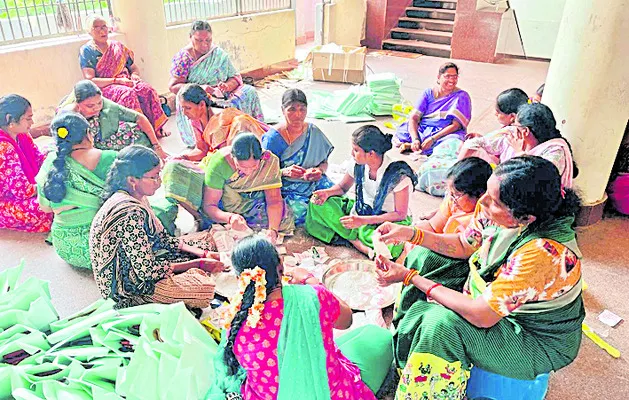 తపాలాలో దుర్గమ్మ ప్రసాదాలు పంపిణీ 