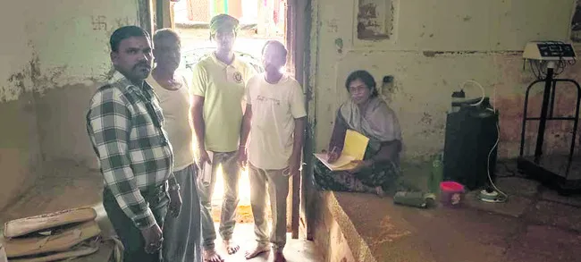 రేషన్‌ డీలర్‌పై కేసు నమోదు 