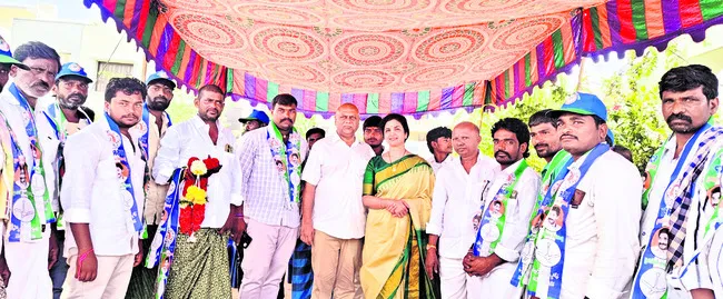టీడీపీని వీడి వైఎస్సార్‌సీపీలో చేరిక