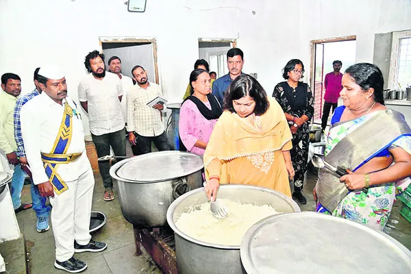 విద్యార్థులకు నాణ్యమైన భోజనం అందించాలి