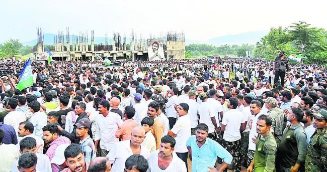 Huge crowd welcomes the leader at Pendurthi Junction
