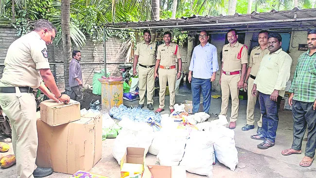 భారీగా బాణసంచా స్వాధీనం