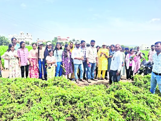 అంకాపూర్ను సందర్శించిన పొలాస విద్యార్థులు