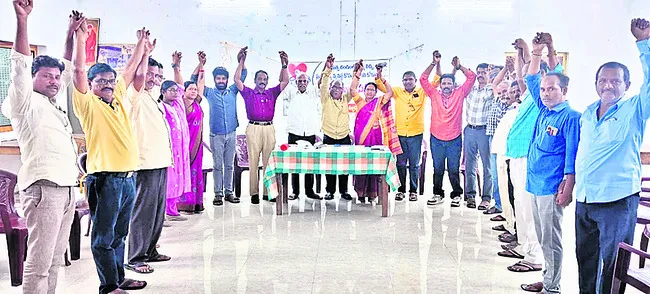 ప్రభుత్వ రంగంలోనే వైద్య కళాశాలలు కొనసాగించాలి