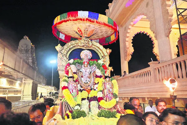స్వర్ణగిరీశుడికి తిరువీధి సేవ