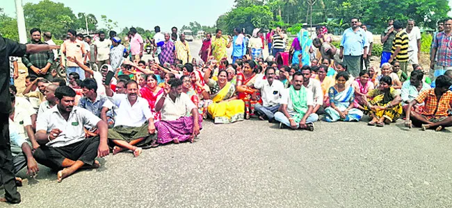 పెదమానాపురం గ్రామస్తుల ధర్నా