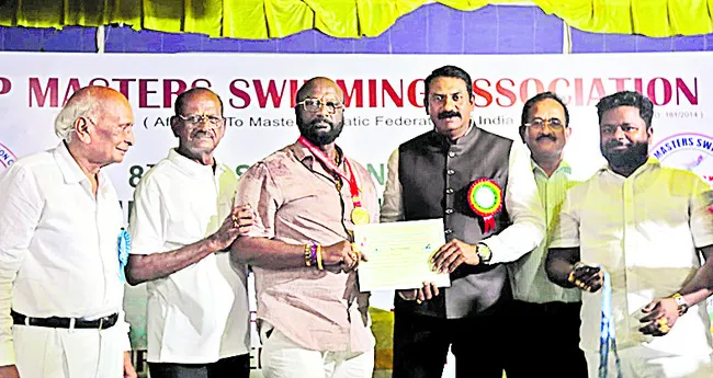 సంపూర్ణ ఆరోగ్యానికి ఈత దోహదం 