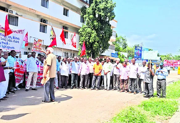 పెన్షనర్ బెనిఫిట్స్ వెంటనే చెల్లించాలి