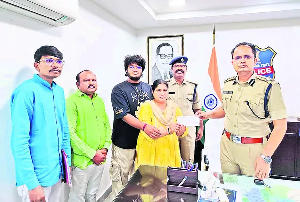 బీమా చెక్కు అందజేత