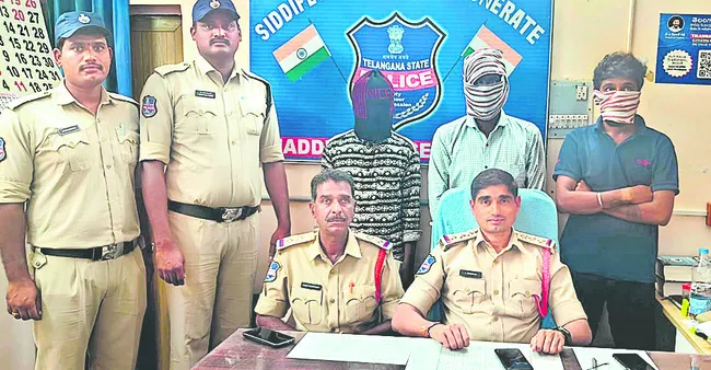 గంజాయి అమ్ముతున్న ముగ్గురి అరెస్టు