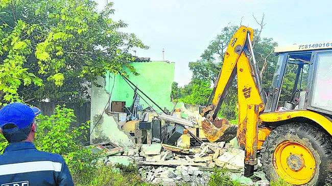 పార్కు స్థలం కబ్జాపై హైడ్రా కొరడా 