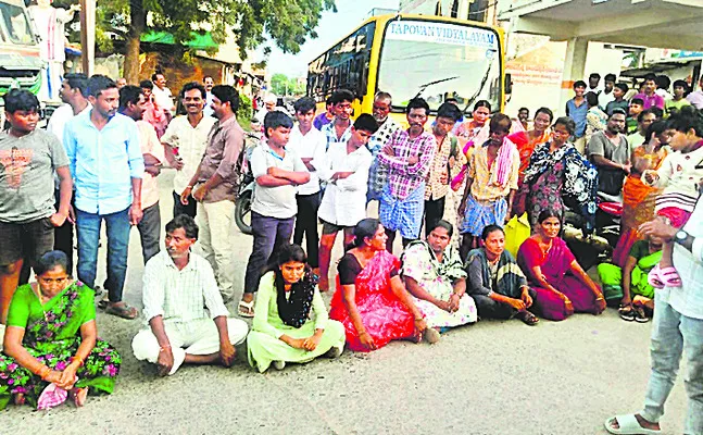 యువకుడి మోసంపై యువతి ఆందోళన 