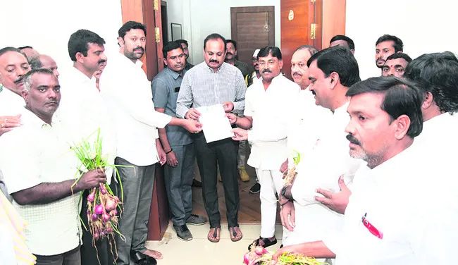 ఉల్లిని ప్రభుత్వం తక్షణం కొనుగోలు చేయాలి