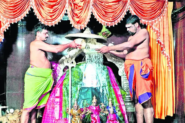 పెద్దమ్మతల్లికి పంచామృతాభిషేకం