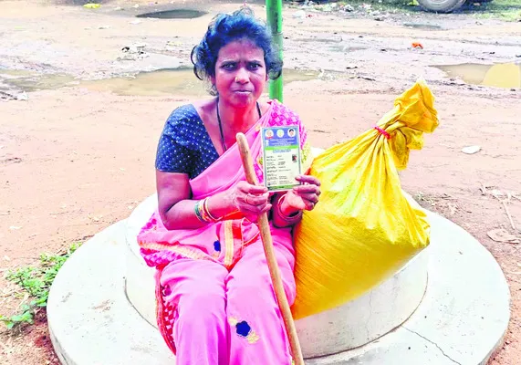 బియ్యం పంపిణీలో డీలర్ చేతివాటం