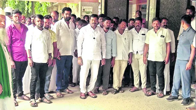 ఇసుక మాఫియా డాన్ హొళగుంద ఎస్ఐ