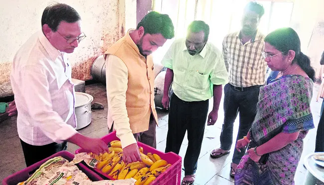 గురుకులాల్లో వసతులు మెరుగుపరచాలి