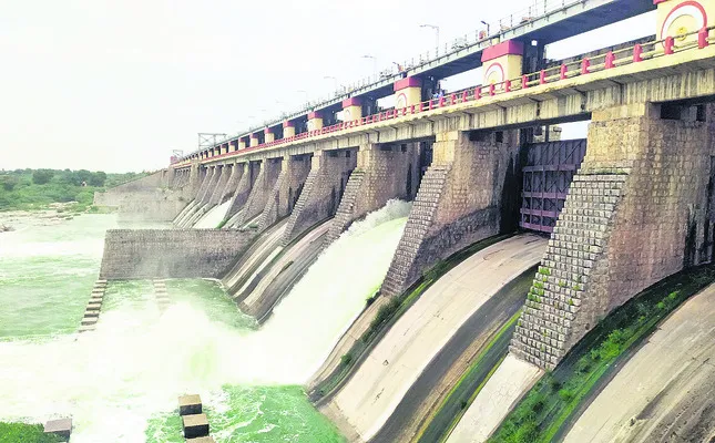 మూసీకి కొనసాగుతున్న వరద
