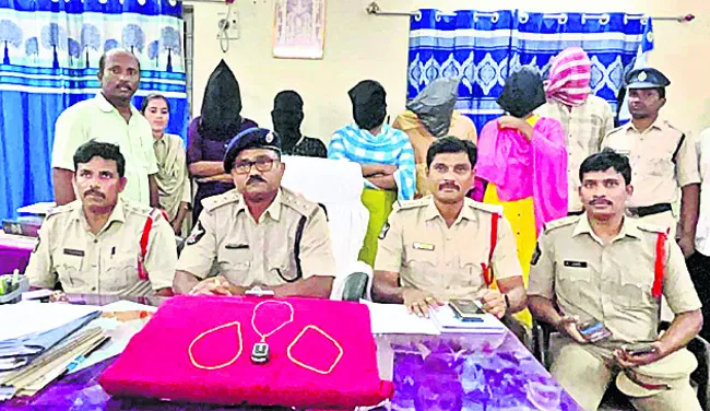చైన్స్నాచింగ్ ముఠా అరెస్టు