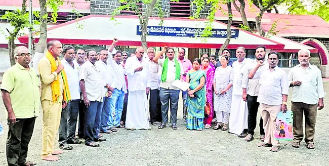 న్యాయమైన పరిహారం అందజేస్తేనే భూములు ఇస్తాం