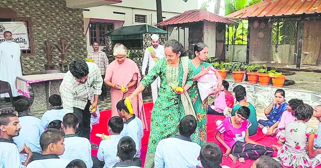 సేవా దృక్పథం కలిగి ఉండాలి