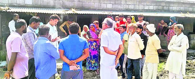 పనిచేయబోమన్న వలస కార్మికులు 